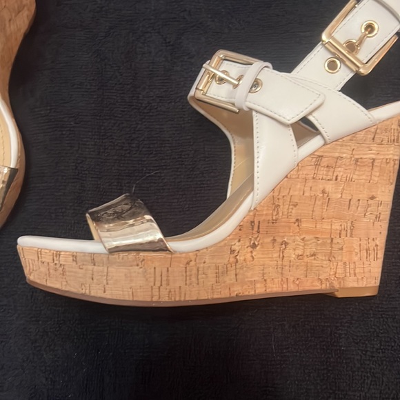 Beautiful white & gold wedge sandal. - Picture 4 of 6